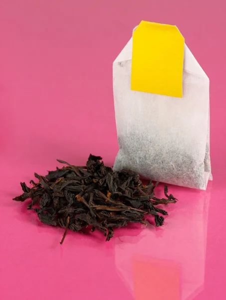 Saco de chá no fundo rosa — Fotografia de Stock