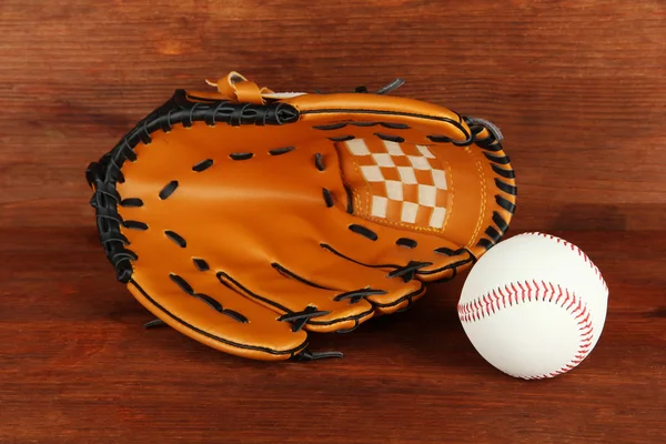 Honkbal handschoen en bal op houten achtergrond — Stockfoto