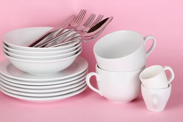 Limpar pratos brancos em fundo rosa — Fotografia de Stock