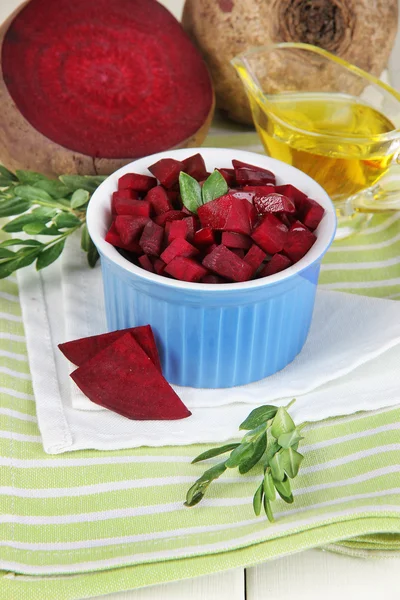 Rote Bete in Scheiben geschnitten auf Schüssel auf Holztisch in Großaufnahme — Stockfoto