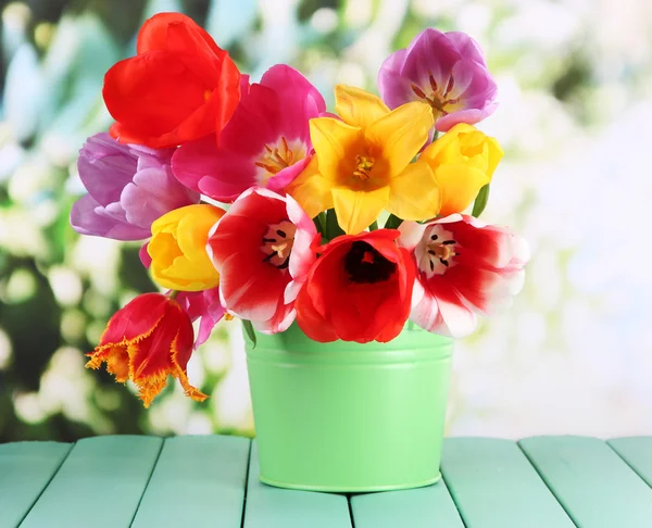 밝은 배경에 테이블에 꽃다발에 아름 다운 튤립 — 스톡 사진