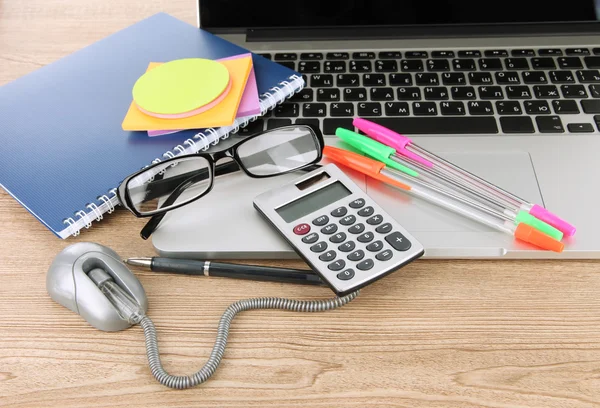 Portátil con papelería en la mesa — Foto de Stock