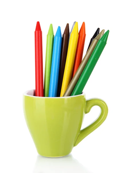 Crayons colorés dans une tasse isolée sur blanc — Photo