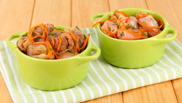 Stuffed cabbage rolls in pan on table — Stock Photo, Image