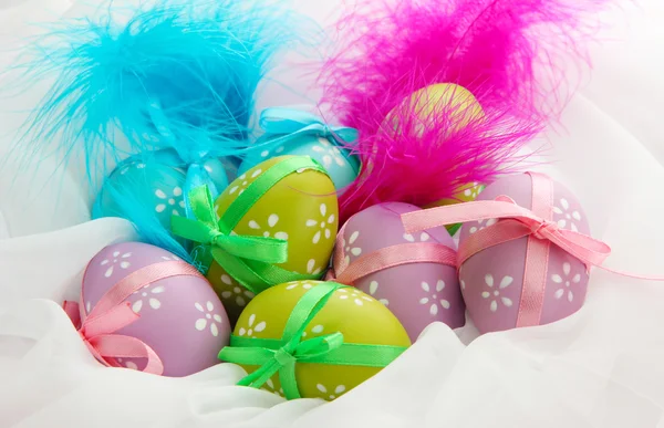 Belle uova di Pasqua e piume decorative, da vicino — Foto Stock