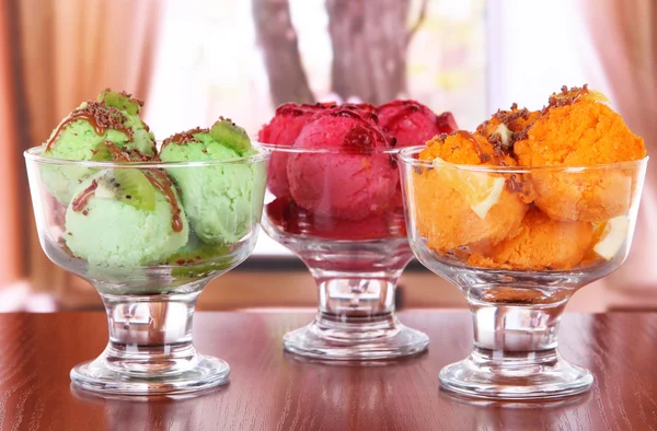 Delicioso helado en la mesa en la habitación — Foto de Stock