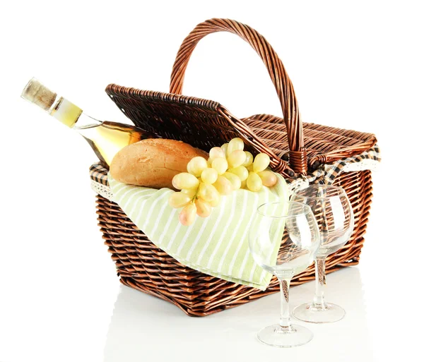 Cesta de picnic con uva y botella de vino, aislada en blanco — Foto de Stock