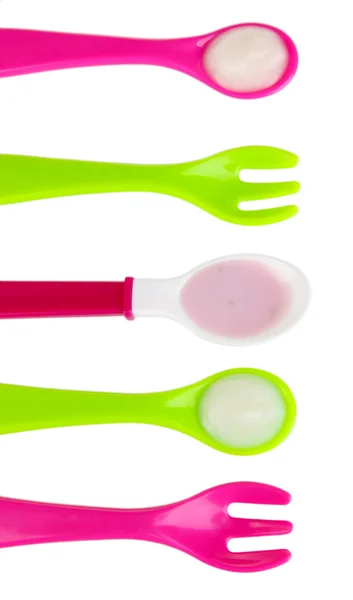 Fourchettes et cuillères de couleur pour aliments pour bébés isolés sur blanc — Photo
