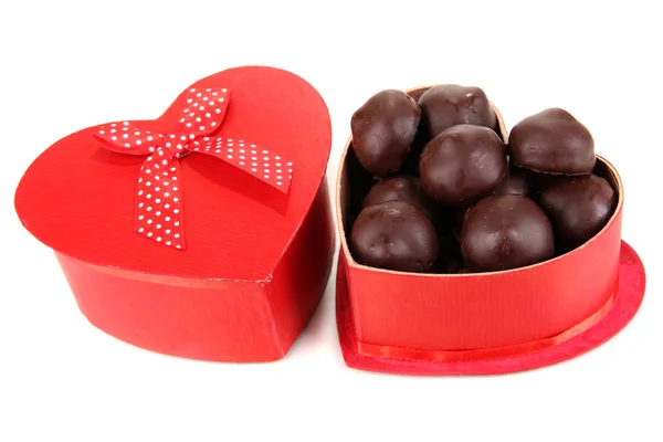 Bonbons au chocolat en coffret cadeau, isolés sur blanc — Photo