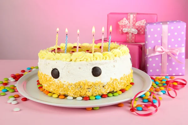 Happy birthday cake and gifts, on pink background — Stock Photo, Image