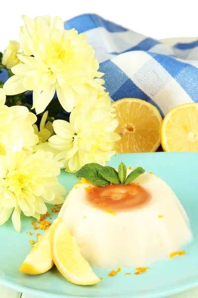 パンナコッタ レモン オレンジの皮色の木製の背景上のキャラメル ソース — ストック写真