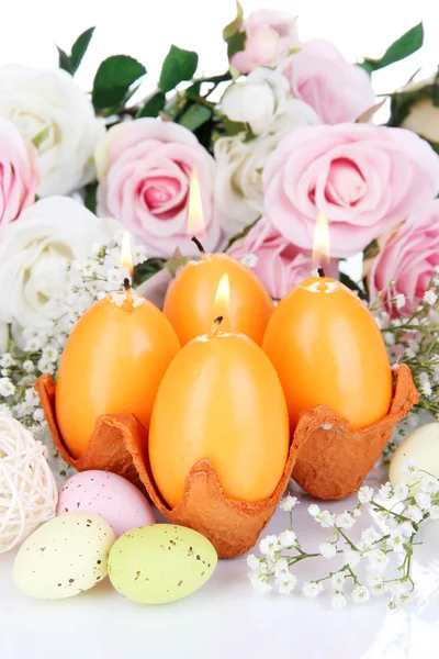 Candele pasquali con fiori da vicino — Foto Stock