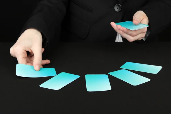 Mano con tarjetas de visita. Concepto: Negocios como el juego de póquer. Aislado en negro —  Fotos de Stock
