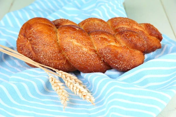 Composição com pães, em guardanapo de cor, close-up — Fotografia de Stock