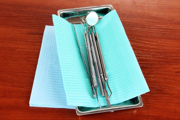 Narzędzia dentysta na drewnianym stole — Zdjęcie stockowe