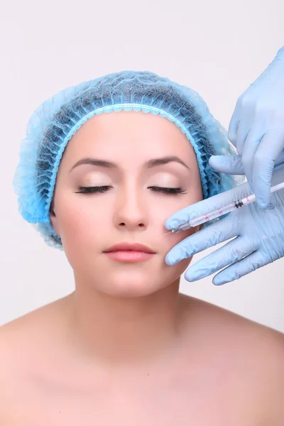 Mujer joven que recibe la inyección de cirugía plástica en su cara de cerca — Foto de Stock