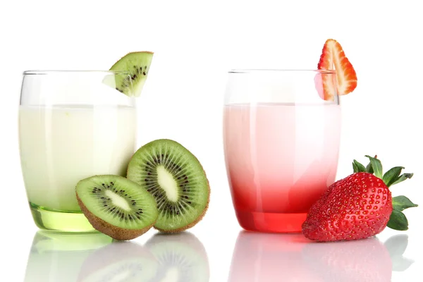 Deliciosos yogures con frutas en vasos aislados en blanco — Foto de Stock