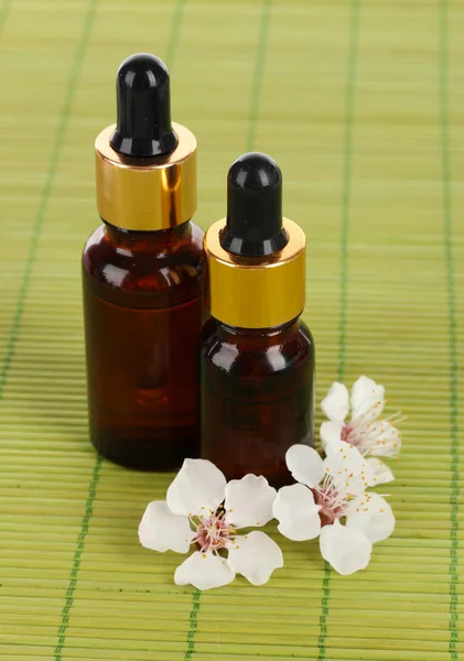 Composición del spa con aceites aromáticos en primer plano de la mesa — Foto de Stock