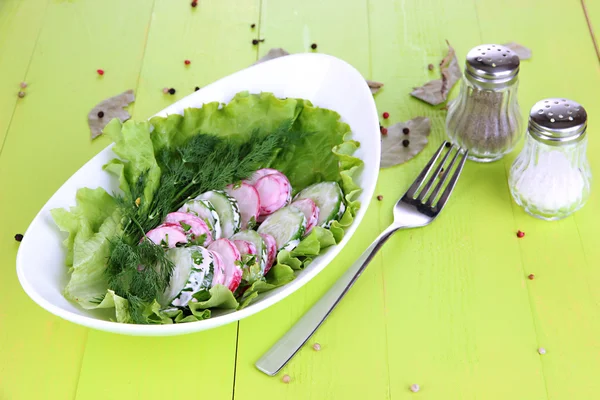 Vitamin grönsakssallad i skål på träbord närbild — Stockfoto