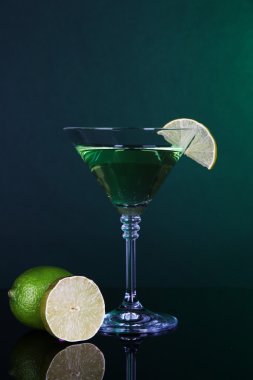 yeşil ile koyu yeşil zemin üzerine kireç kokteyl