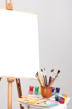 temiz kağıdı ve odada sanat malzemeleri ahşap şövale