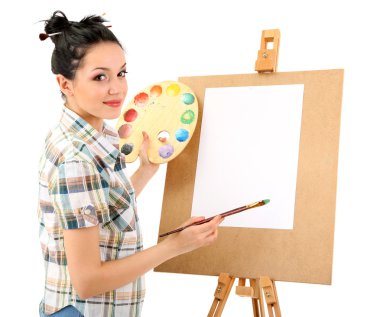 güzel bir genç kadın ressam üzerine beyaz izole iş başında