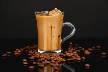 siyah izole cam buz ile soğuk kahve