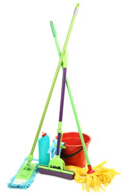 Mops, üzerinde beyaz izole, plastik kova ve lastik eldiven