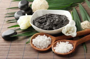 Bambu zemin üzerine spa uygulamaları için kozmetik kil ile kompozisyon