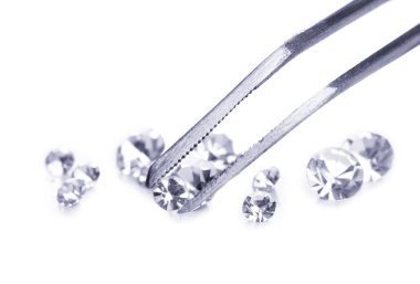 beyaz izole cımbız içinde güzel parlak kristal (elmas)