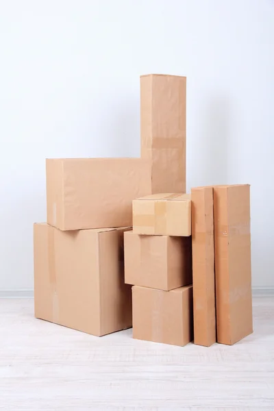 Различные картонные коробки в номере — стоковое фото