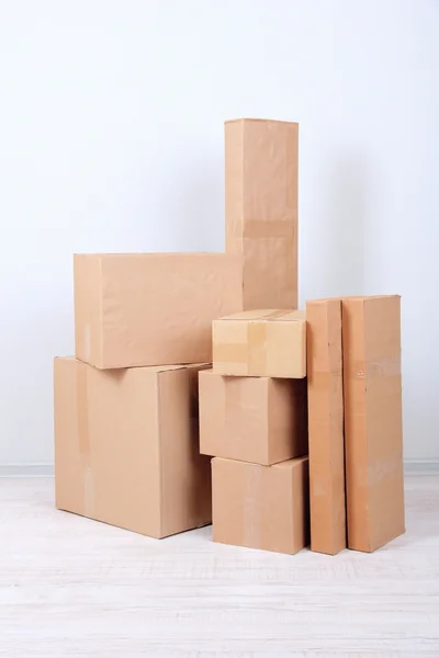 Different cardboard boxes in room — Stock Photo, Image