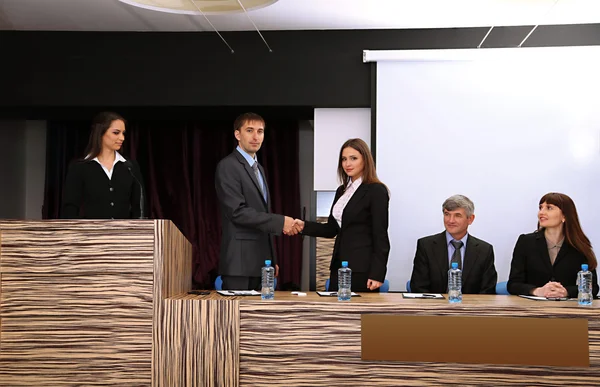 Affaires à tribune en salle de conférence — Photo