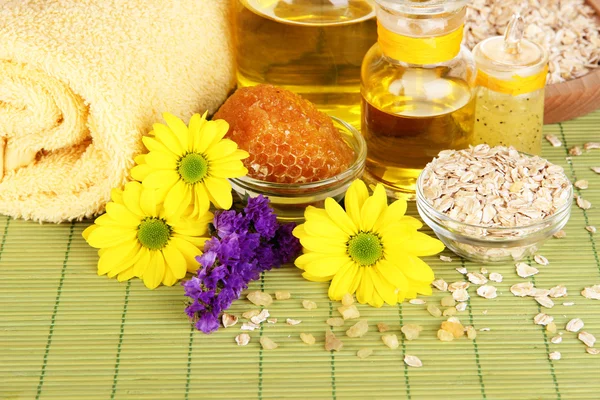Spa de miel fragante con aceites y miel en la mesa de madera — Foto de Stock