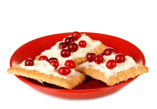 Biscotti con formaggio e mirtillo su piatto di colore, isolati su bianco — Foto Stock