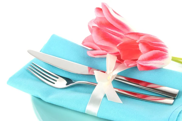 Cenário festivo de mesa de jantar com tulipas isoladas em branco — Fotografia de Stock