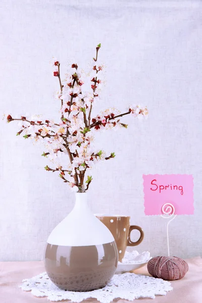 Vackra blommande grenar i vas på ljus bakgrund — Stockfoto