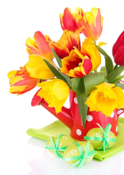 Пасхальная композиция со свежими тюльпанами и пасхальными яйцами — стоковое фото