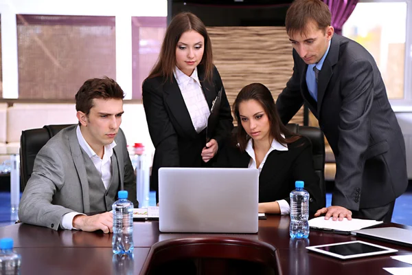 Affärsmän som arbetar i konferensrum — Stockfoto