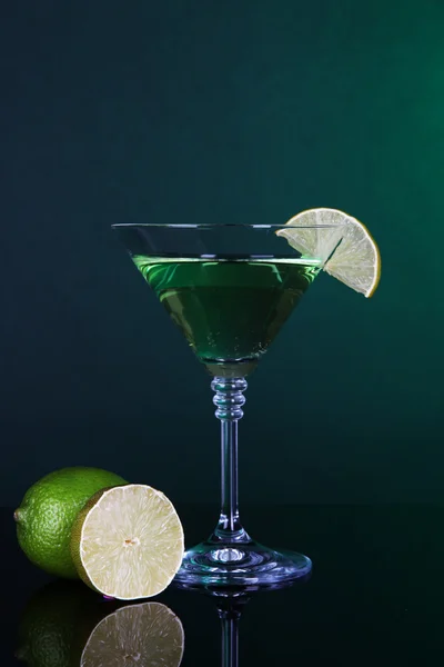 Coquetel verde com limão no fundo verde escuro — Fotografia de Stock