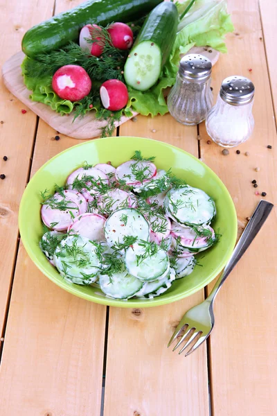 Salada de vegetais de vitamina em tigela em mesa de madeira close-up — Fotografia de Stock