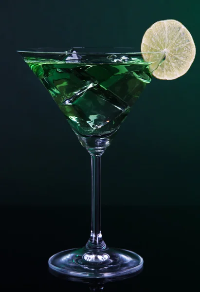 Koktajl z limonki na ciemnym tle zielony zielony — Zdjęcie stockowe