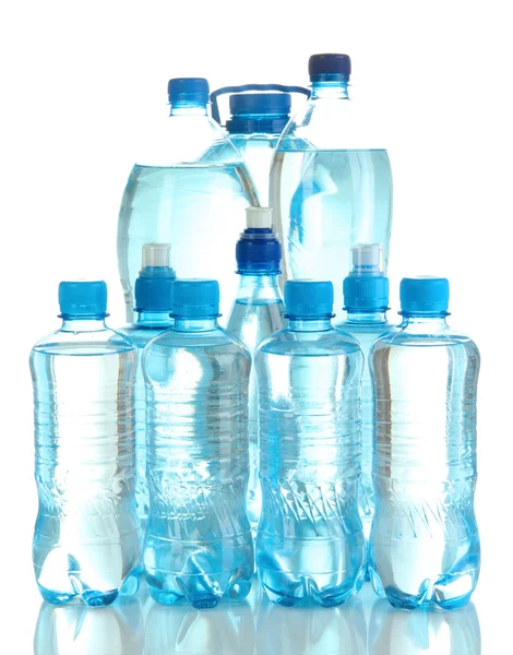 Diferentes botellas de agua aisladas en blanco — Foto de Stock