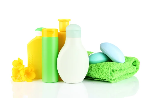 Cosmetici per bambini, asciugamani e sapone, isolati su bianco — Foto Stock