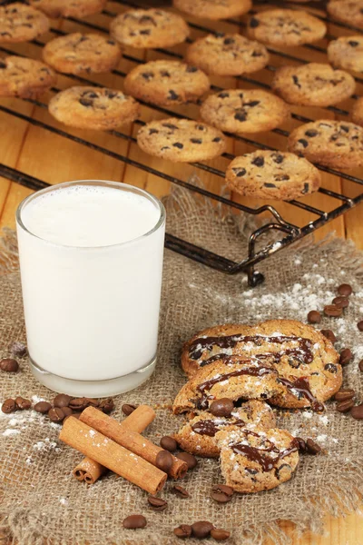 Biscuits au chocolat sur la cuisson avec verre de lait gros plan — Photo