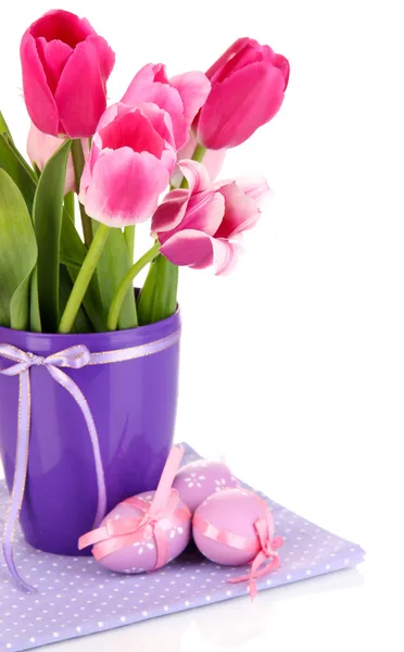 Pasen samenstelling met vers tulpen en Pasen eieren geïsoleerd op wit — Stockfoto