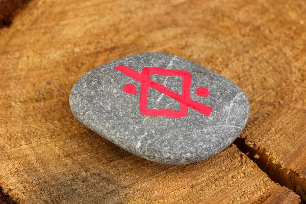 Servet taş ahşap zemin üzerinde sembollerle anlatmaya — Stok fotoğraf