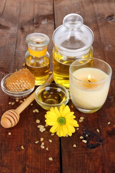 Illatos méz spa fából készült asztal közelről a mézzel és olajokkal — Stock Fotó