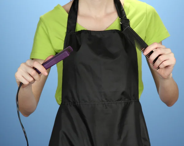 Peluquería en uniforme con herramientas de trabajo — Foto de Stock