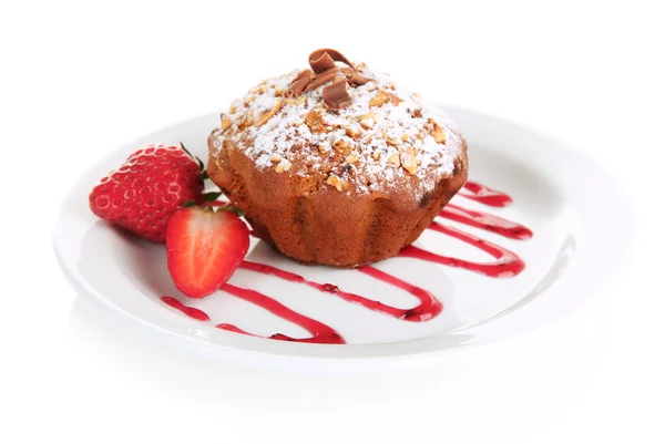 Sabroso pastel de magdalenas con fresas y chocolate en el plato, aislado en blanco —  Fotos de Stock